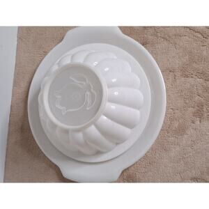 Tupperware Small White Jello Gelatin Mold Scallop Removable Tulip Insert